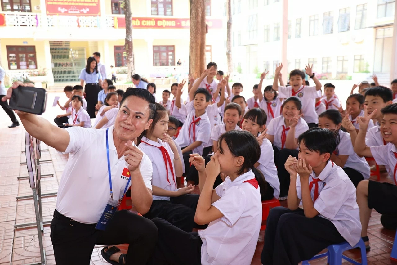 Từ nền tảng đó, nhiều người Việt Nam đã trưởng thành, vươn ra thế giới và tiếp tục quay trở về đóng góp cho đất nước. Đối với các em học sinh Trường Tiểu học Đồng Đăng, ông Nguyễn Trung Kiên khẳng định mỗi em đều là một phần của hành trình kết nối ấy. Từ những việc làm giản dị như chăm học, rèn luyện, yêu thương bạn bè và kính trọng thầy cô, các em đang từng bước chuẩn bị cho tương lai. Ông bày tỏ tin tưởng, trong tương lai, dù học tập và làm việc ở bất cứ đâu, các em vẫn sẽ luôn mang trong tim hình ảnh quê hương, đất nước, trở thành những “nhịp cầu” kết nối Việt Nam hôm nay với Việt Nam của ngày mai, cũng như gắn kết trong nước với cộng đồng quốc tế.