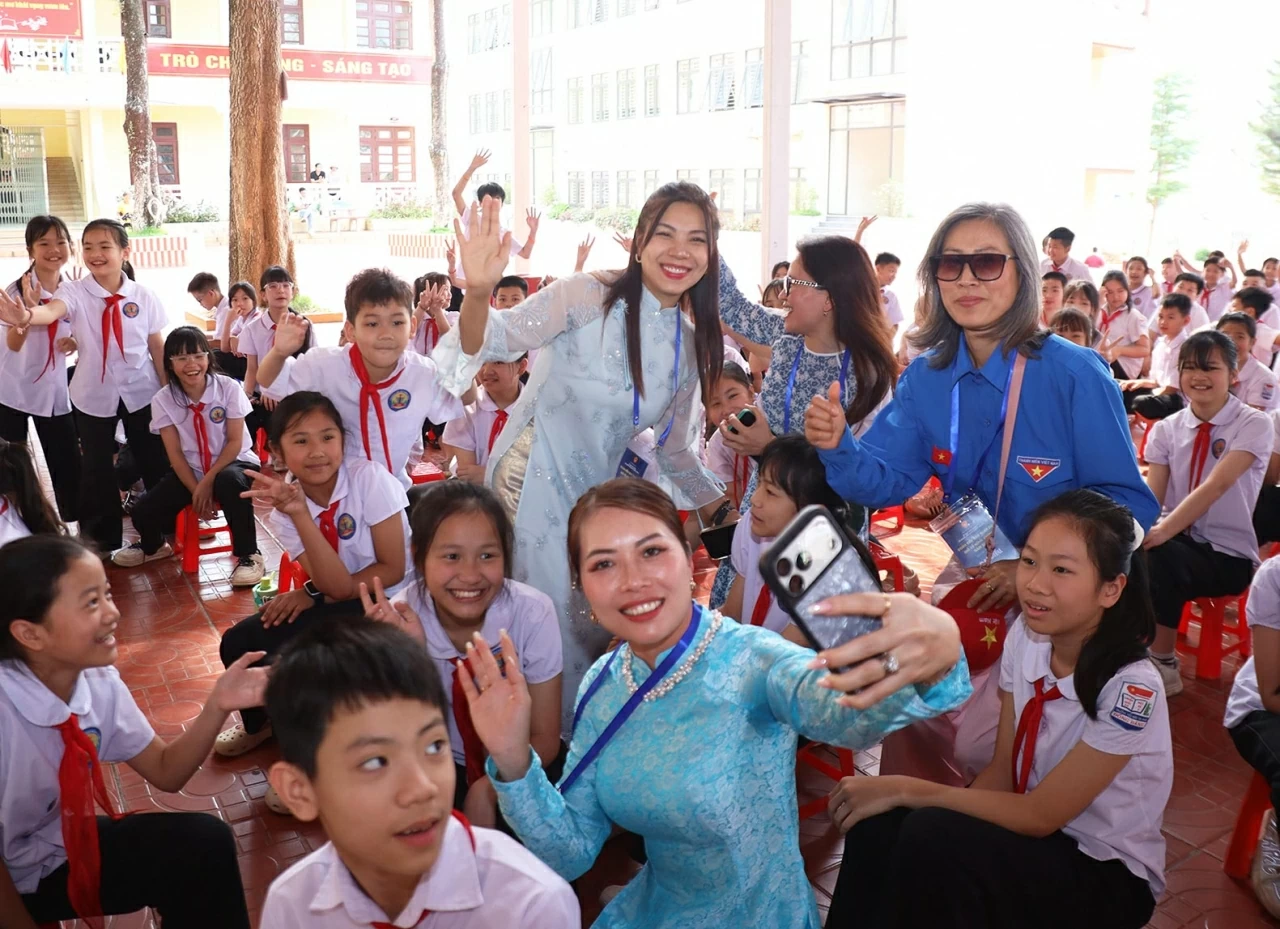 Cùng ngày, Tại trường tiểu học Đồng Đăng, tỉnh Lạng Sơn, Đoàn kiều bào đã có buổi giao lưu, tặng quà cho các em học sinh gặp hoàn cảnh khó khăn.