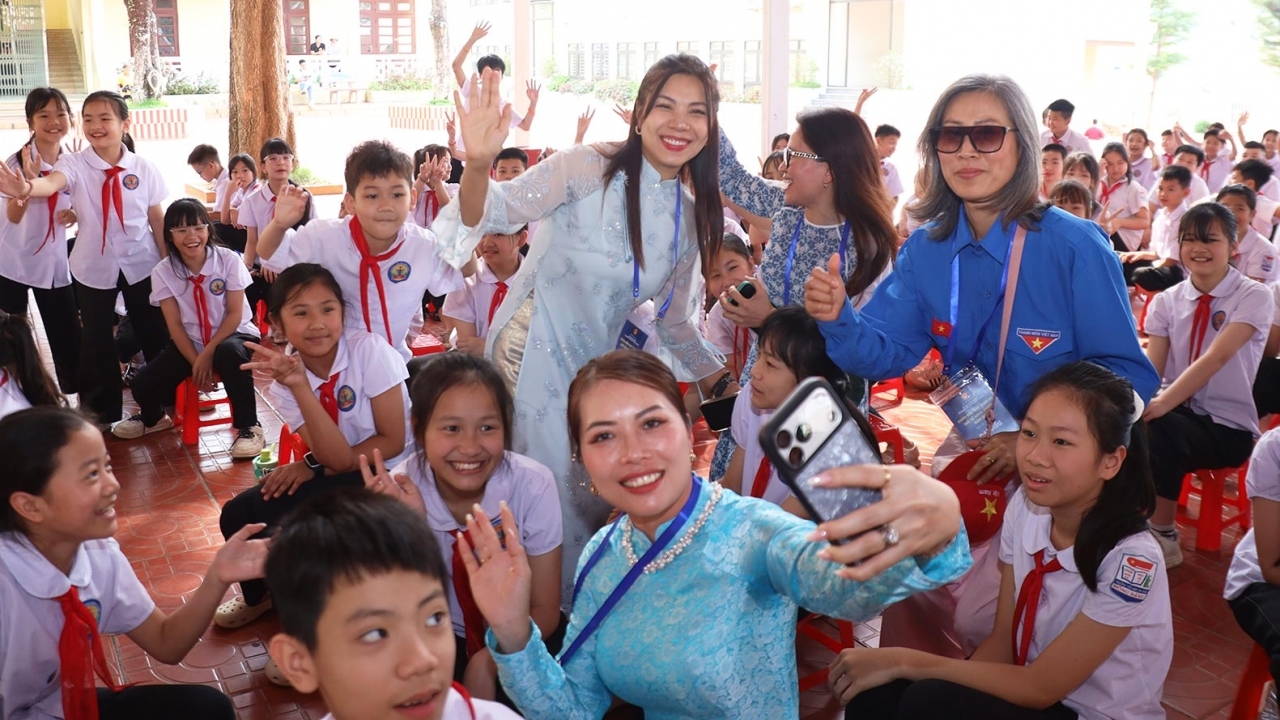Đoàn kiều bào dâng hương tưởng niệm các anh hùng liệt sỹ và chung tay vì học sinh nơi biên giới