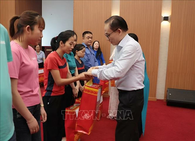 Bộ trưởng Ngoại giao Lê Hoài Trung tặng quà gia đình chính sách, người lao động khó khăn tại Phú Thọ Bộ trưởng Ngoại giao Lê Hoài Trung tặng quà gia đình chính sách, người lao động khó khăn tại Phú Thọ