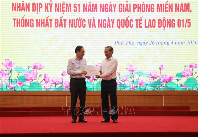 Bộ trưởng Ngoại giao Lê Hoài Trung tặng quà gia đình chính sách, người lao động khó khăn tại Phú Thọ