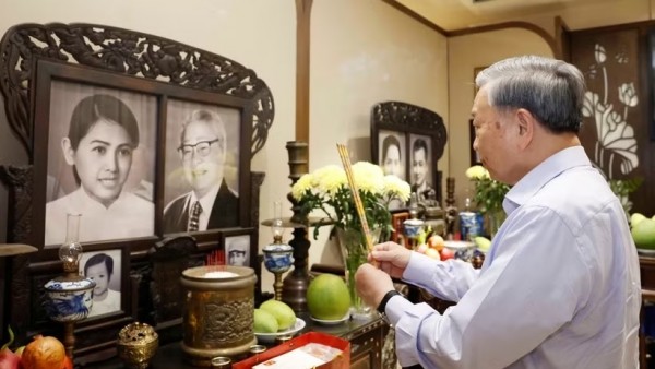 Party General Secretary, President To Lam pays tribute to predecessor leaders