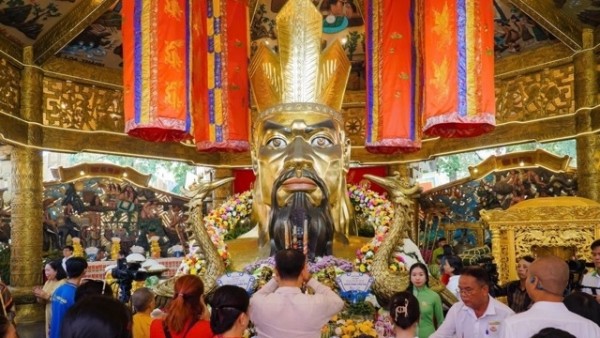 TP. HCM: Hàng nghìn người dân thành kính dâng hương dịp Giỗ Tổ Hùng Vương