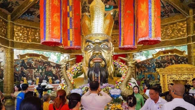 TP. HCM: Hàng nghìn người dân thành kính dâng hương dịp Giỗ Tổ Hùng Vương