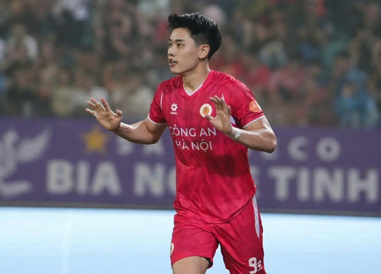 Đình Bắc đi vào lịch sử V-League sau cú hat-trick vào lưới SLNA