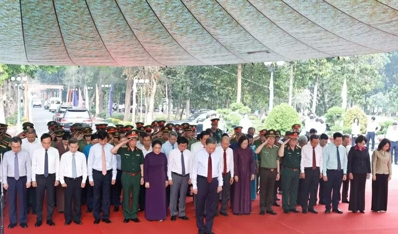 Tổng Bí thư, Chủ tịch nước Tô Lâm dâng hương tại Nghĩa trang Liệt sĩ Tân Biên