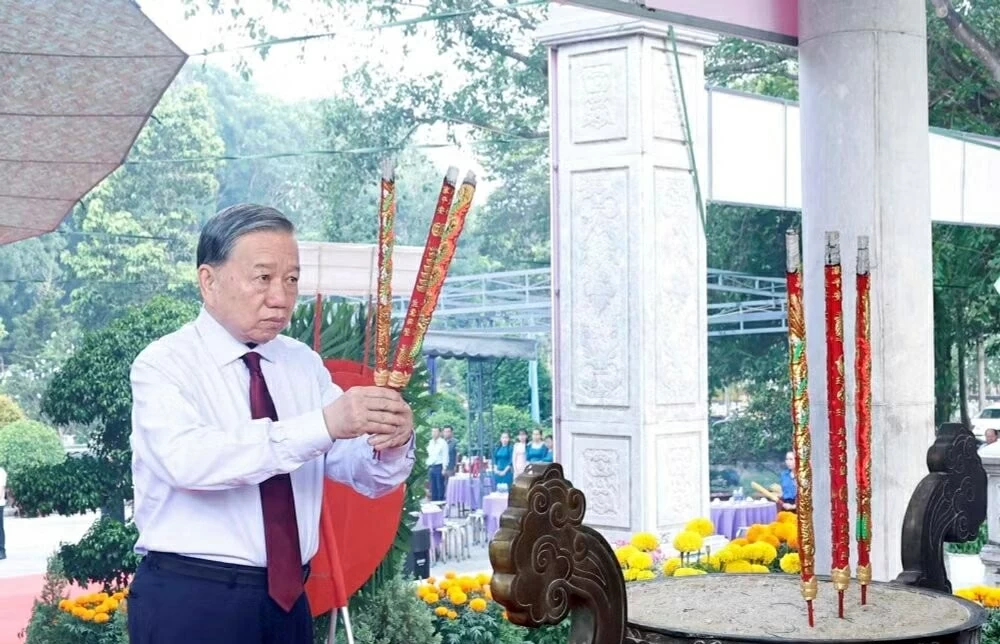 Tổng Bí thư, Chủ tịch nước Tô Lâm dâng hương tại Nghĩa trang Liệt sĩ Tân Biên