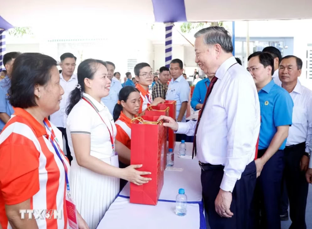 Tổng Bí thư, Chủ tịch nước động viên công nhân, người lao động ở TPHCM Tổng Bí thư, Chủ tịch nước động viên công nhân, người lao động ở TPHCM