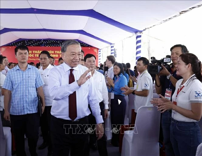 Tổng Bí thư, Chủ tịch nước động viên công nhân, người lao động ở TPHCM Tổng Bí thư, Chủ tịch nước động viên công nhân, người lao động ở TPHCM