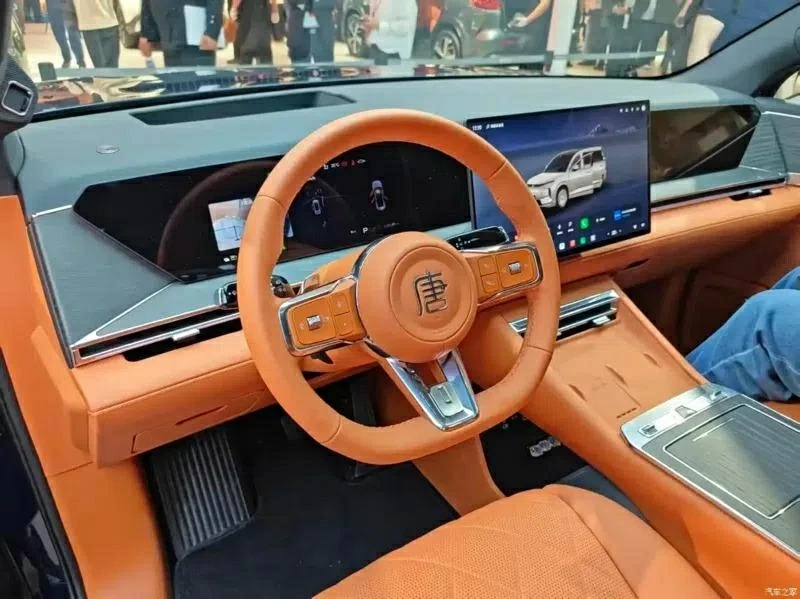 Nội thất của BYD Great Tang được trang bị loạt công nghệ hiện đại,