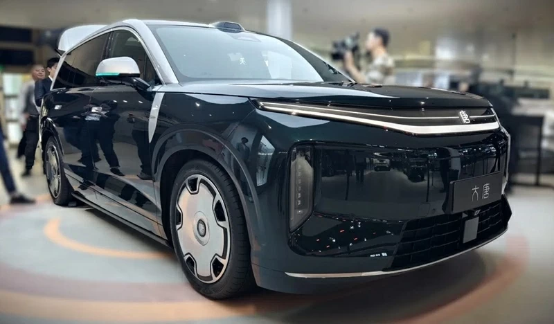 BYD Great Tang là mẫu SUV lớn nhất trong dòng sản phẩm Dynasty, phát triển từ concept Dynasty-D.