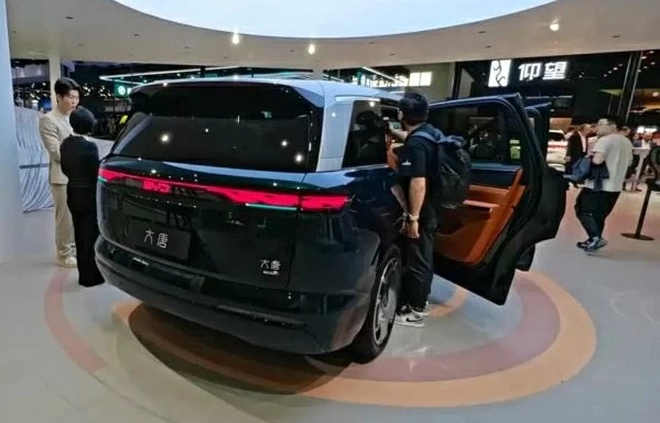 Phiên bản thuần điện của BYD Great Tang sử dụng pin Blade thế hệ thứ hai kết hợp nền tảng điện áp cao 1.000V. 