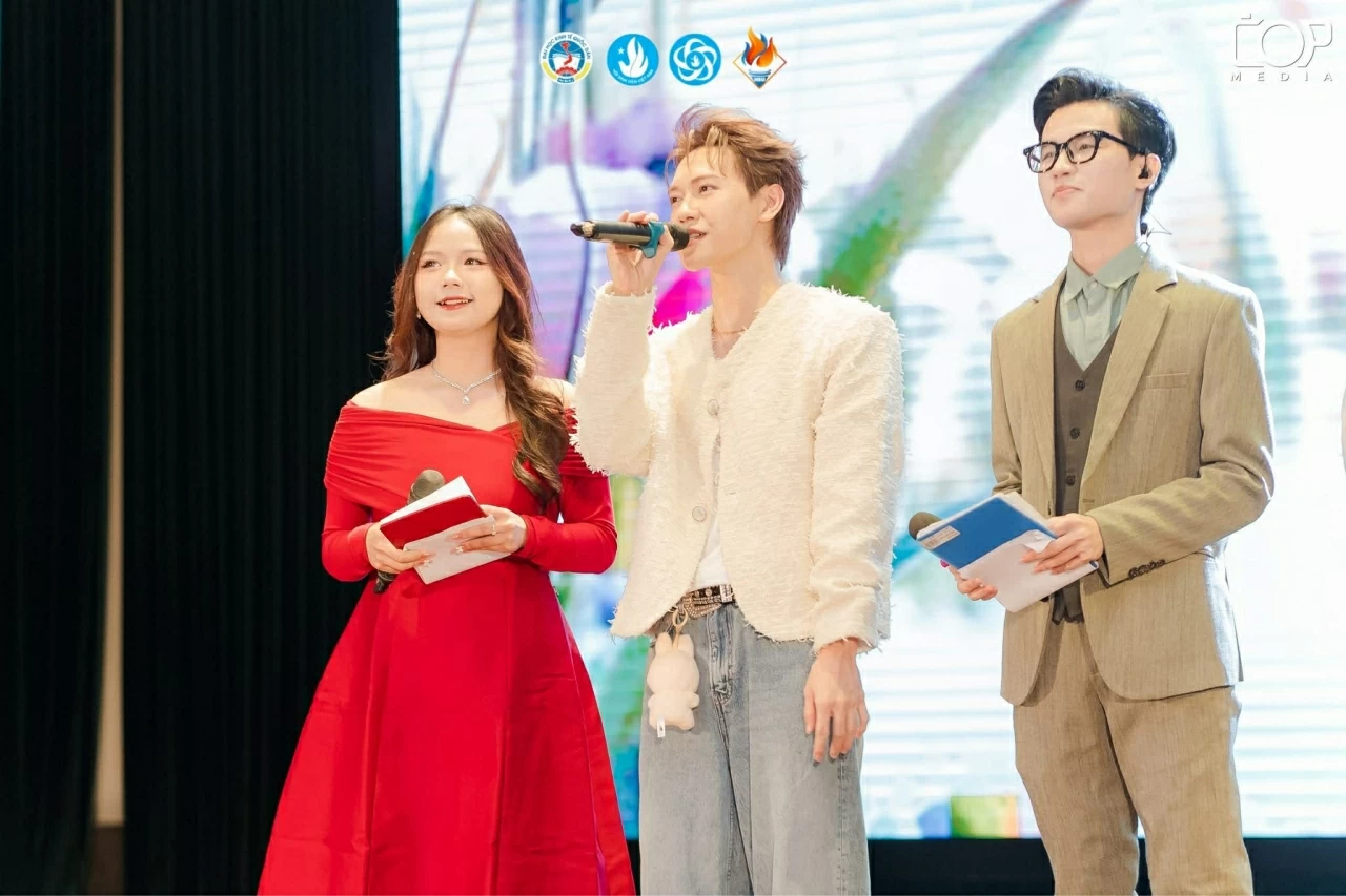 Ca sĩ JSol tại đêm Chung kết Cuộc thi “Thủ lĩnh Sinh viên NEU 2024”. (Nguồn: BTC)