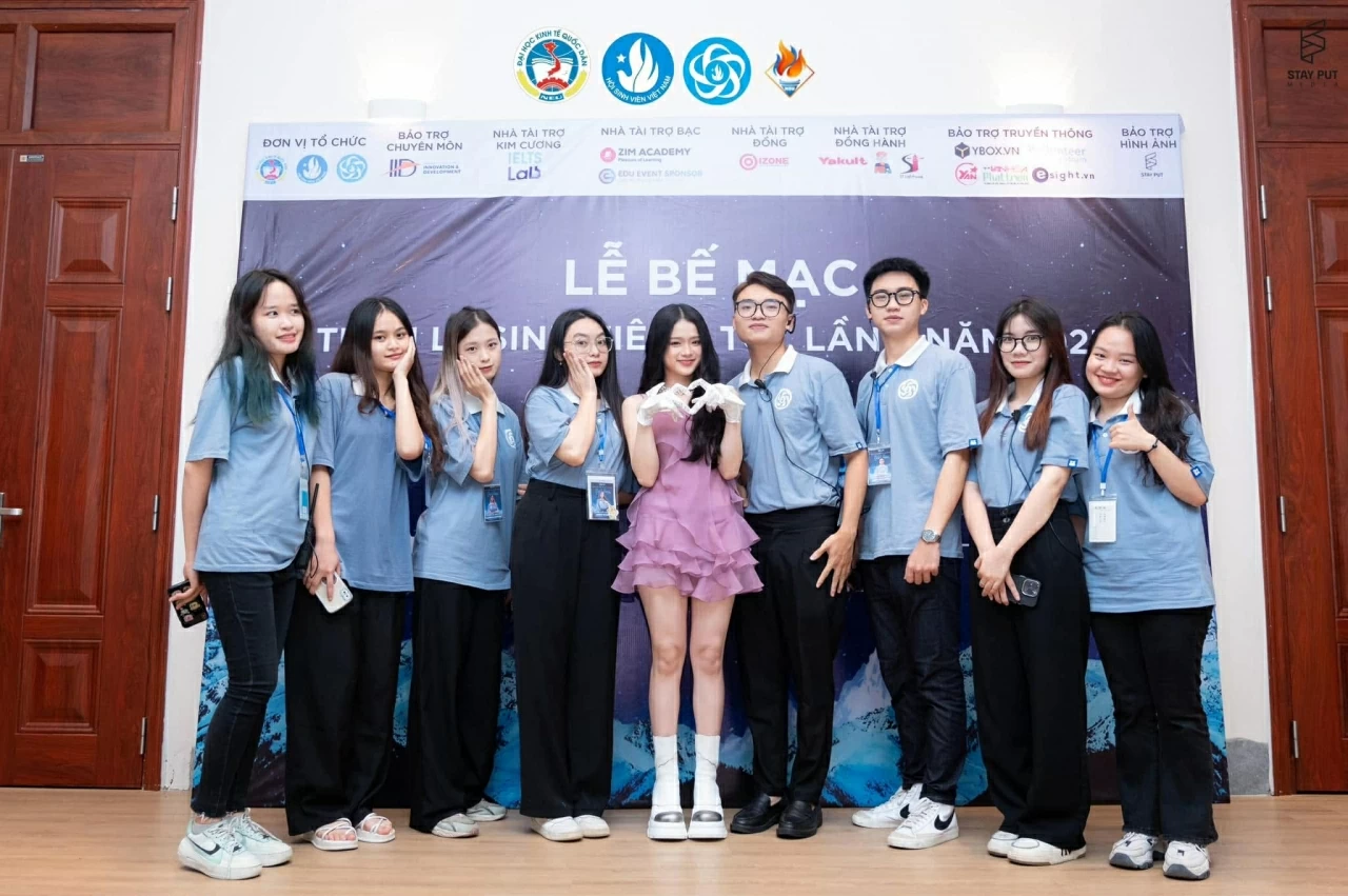 Ca sĩ Linh Ka tại đêm Chung kết Cuộc thi “Thủ lĩnh Sinh viên NEU 2023”. (Nguồn: BTC)