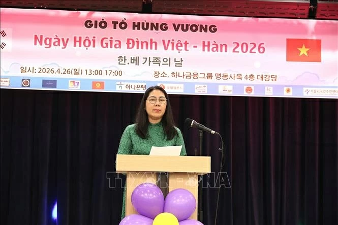 Bà Mai Thị Hồng Ngọc, Chủ tịch Hội Phụ nữ Việt Nam tại Hàn Quốc phát biểu.