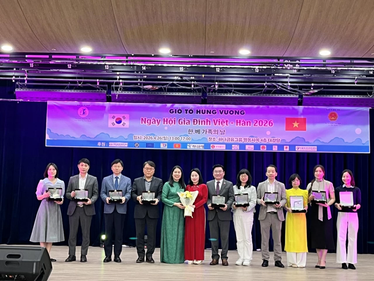 Các đại biểu tham gia chụp ảnh lưu niệm.