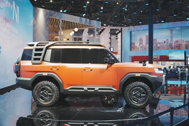 Nissan Terrano PHEV mang phong cách khỏe khoắn với thân xe dạng hộp, kính đứng và các đường nét góc cạnh.