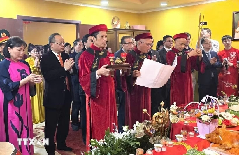Giỗ Tổ Hùng Vương tại Nga: Cộng đồng người Việt thành kính tưởng niệm, hướng về cội nguồn dân tộc Giỗ Tổ Hùng Vương tại Nga: Cộng đồng người Việt thành kính tưởng niệm, hướng về cội nguồn dân tộc