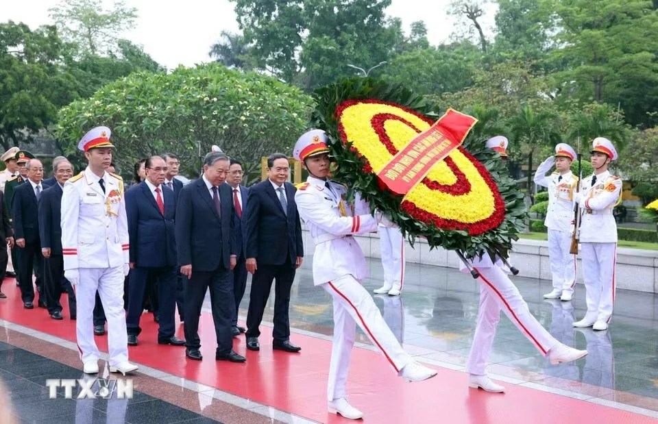 Lãnh đạo Đảng, Nhà nước vào Lăng viếng Chủ tịch Hồ Chí Minh nhân kỷ niệm Ngày giải phóng miền Nam, thống nhất đất nước