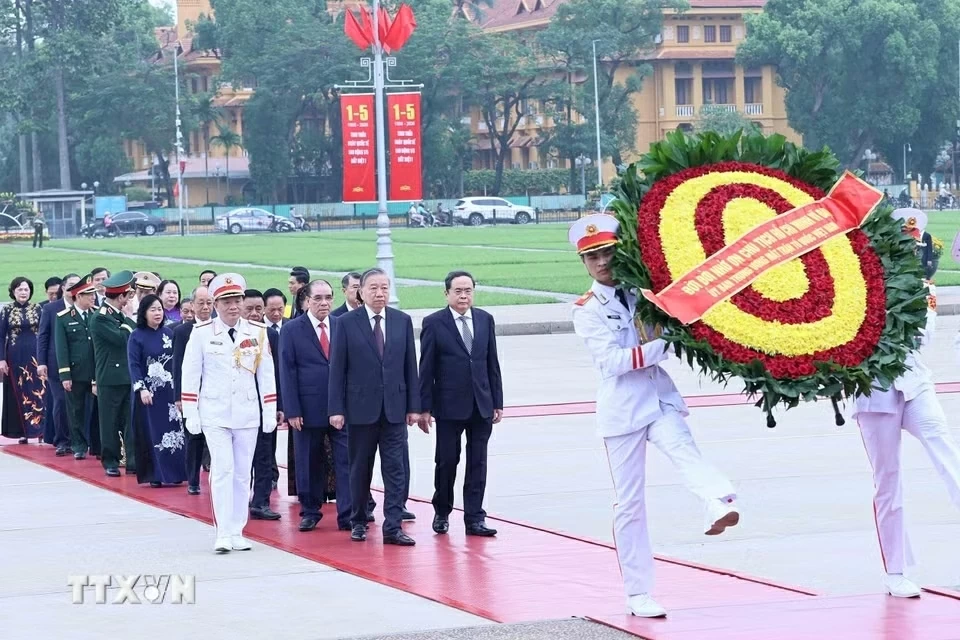 Lãnh đạo Đảng, Nhà nước vào Lăng viếng Chủ tịch Hồ Chí Minh nhân kỷ niệm Ngày giải phóng miền Nam, thống nhất đất nước