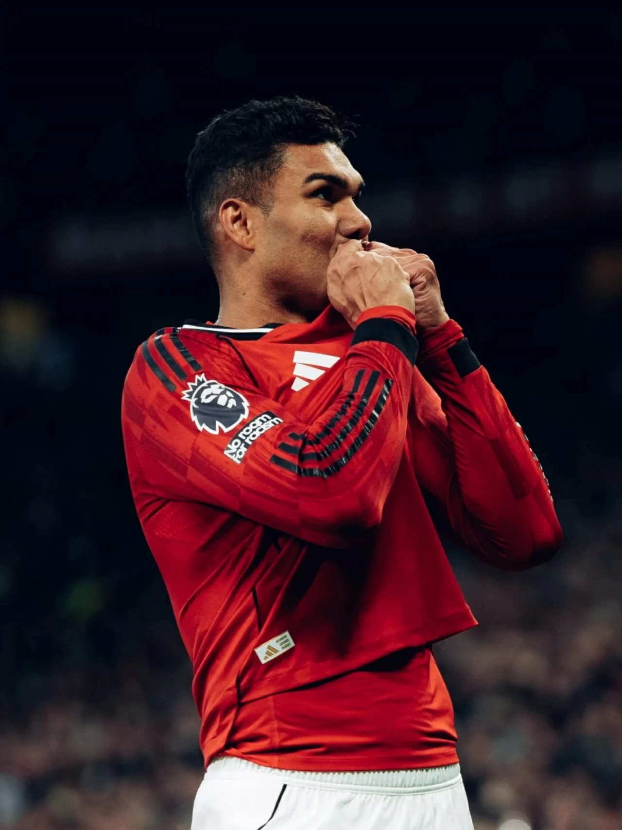 Casemiro hôn lên logo Manchester United, thể hiện tình cảm với đội bóng khi ngày chia tay đang đến gần. (Nguồn: Manchester United.)