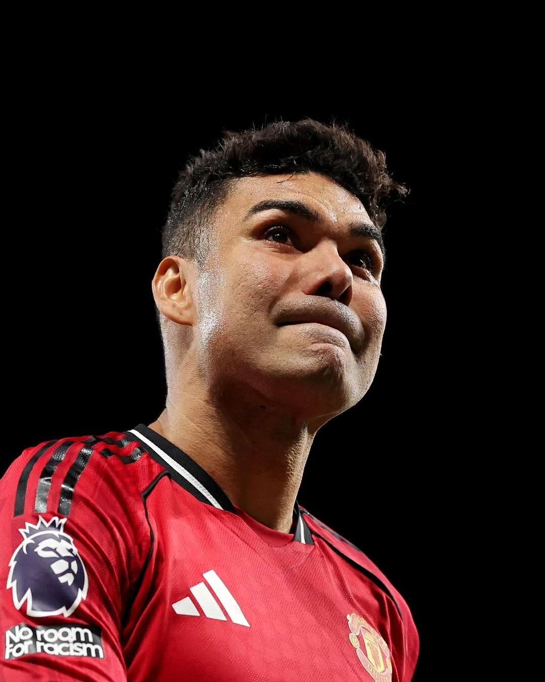 Casemiro nghẹn ngào trong vòng tay người hâm mộ Manchester United. (Nguồn: Manchester United)