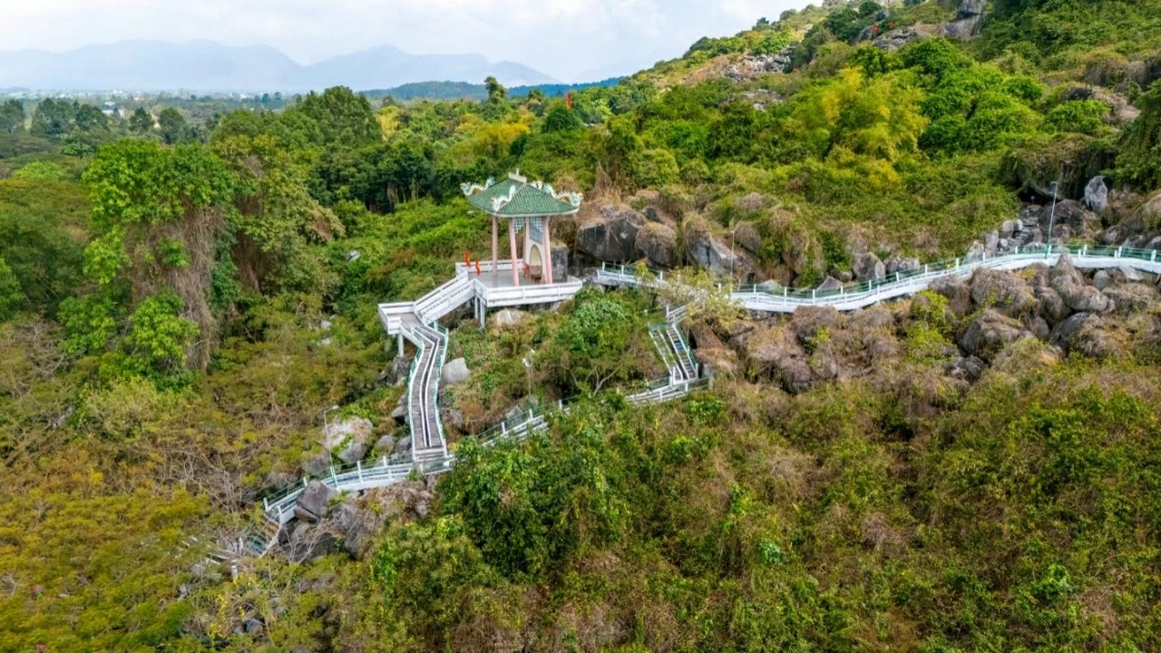 Vẻ đẹp chân phương theo năm tháng dù đã trải qua vô vàn đau thương thời chiến.