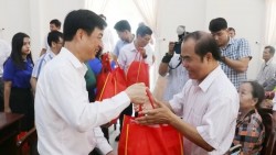 Trưởng ban Tổ chức Trung ương thăm, tặng quà tại thành phố Cần Thơ