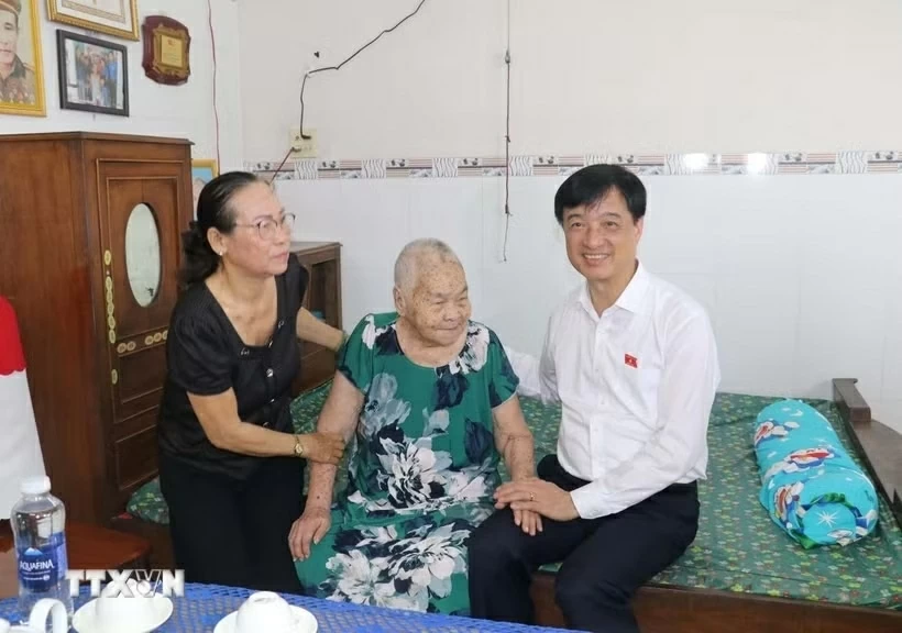 Trưởng ban Tổ chức Trung ương thăm, tặng quà tại thành phố Cần Thơ