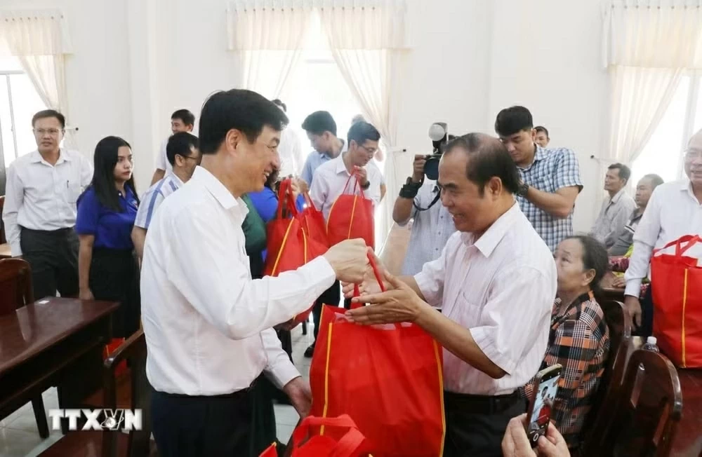 Trưởng ban Tổ chức Trung ương thăm, tặng quà tại thành phố Cần Thơ