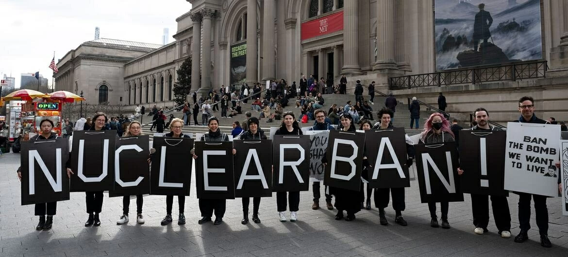 Người dân biểu tình phản đối bom hạt nhân tại thành phố New York vào tháng 3 năm 2025.
