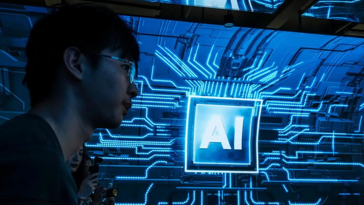 Màn hình tương tác tích hợp trí tuệ nhân tạo được trưng bày tại văn phòng của công ty iRootech Technology Co. ở Quảng Châu, Trung Quốc, vào thứ Tư, ngày 15 tháng 4 năm 2026. (Nguồn: Bloomberg)