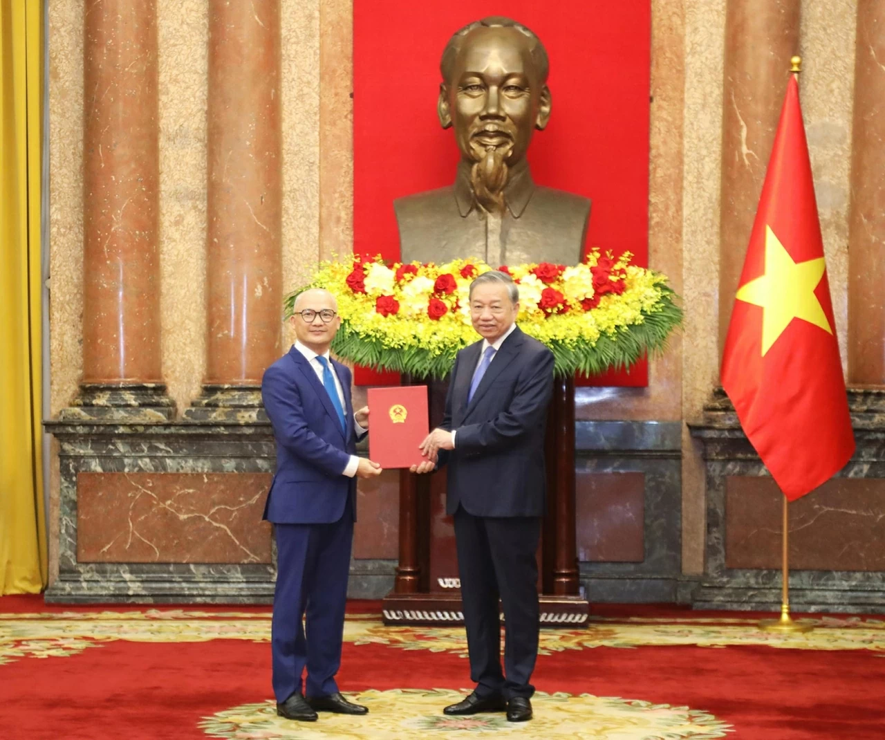 Tổng Bí thư, Chủ tịch nước Tô Lâm trao Quyết định bổ nhiệm 5 Đại sứ Việt Nam ở nước ngoài Tổng Bí thư, Chủ tịch nước Tô Lâm trao Quyết định bổ nhiệm 5 Đại sứ Việt Nam ở nước ngoài