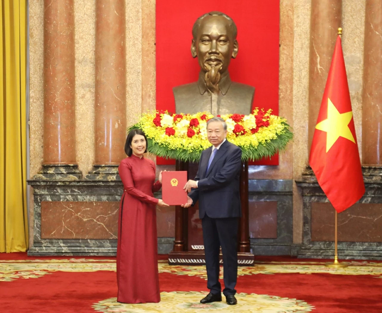 Tổng Bí thư, Chủ tịch nước Tô Lâm trao Quyết định bổ nhiệm 5 Đại sứ Việt Nam ở nước ngoài