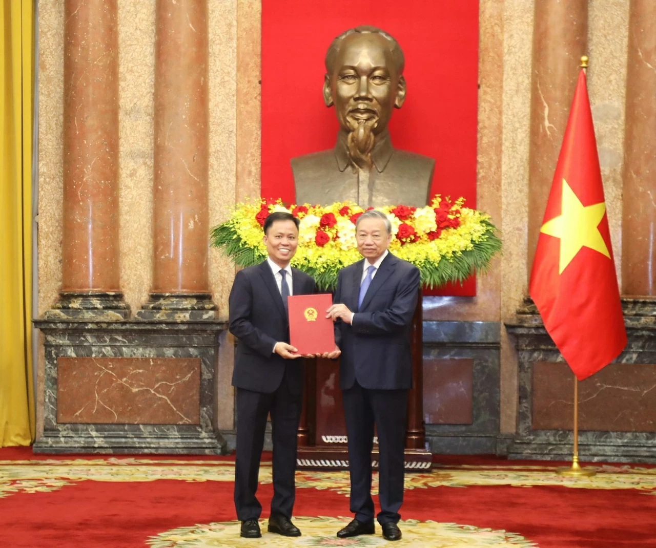 Tổng Bí thư, Chủ tịch nước Tô Lâm trao Quyết định bổ nhiệm 5 Đại sứ Việt Nam ở nước ngoài Tổng Bí thư, Chủ tịch nước Tô Lâm trao Quyết định bổ nhiệm 5 Đại sứ Việt Nam ở nước ngoài