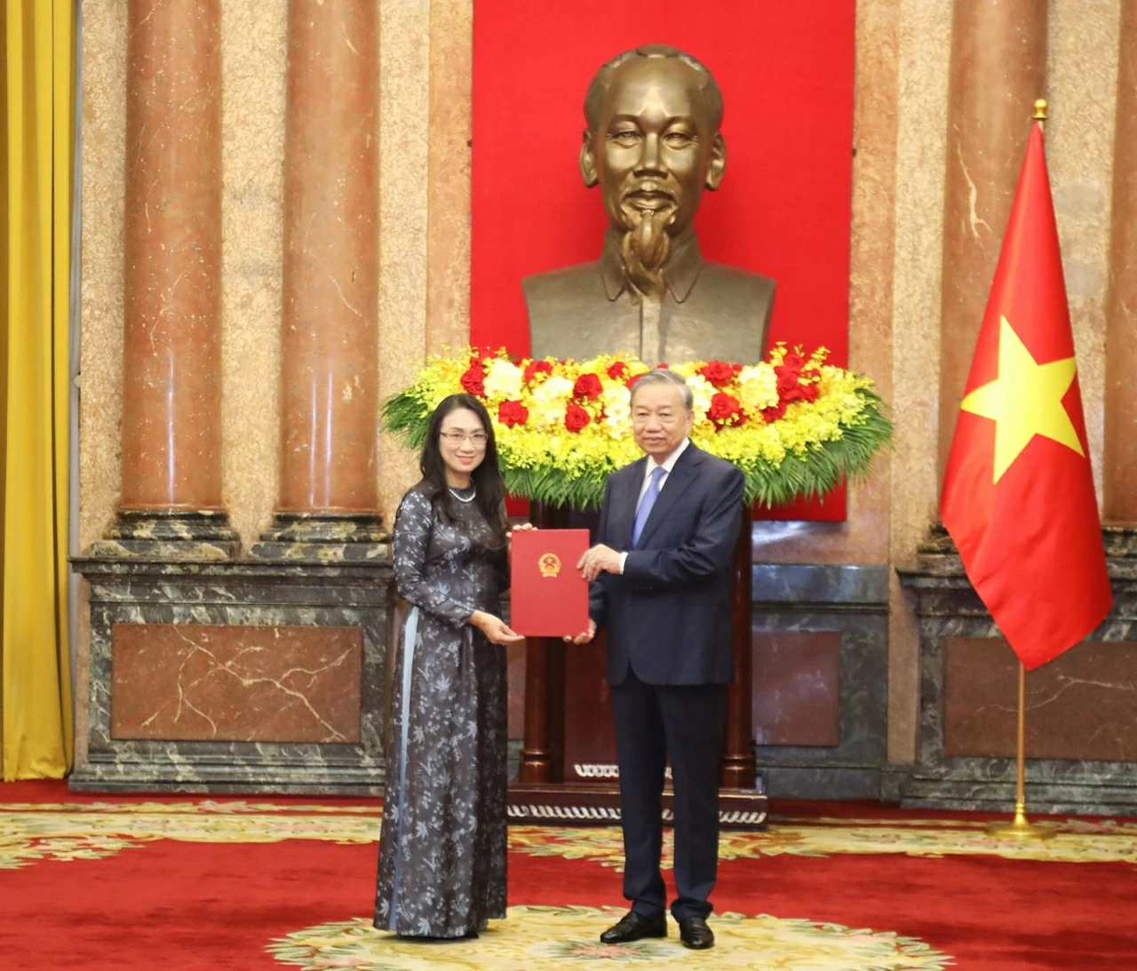 Tổng Bí thư, Chủ tịch nước Tô Lâm trao Quyết định bổ nhiệm 5 Đại sứ Việt Nam ở nước ngoài Tổng Bí thư, Chủ tịch nước Tô Lâm trao Quyết định bổ nhiệm 5 Đại sứ Việt Nam ở nước ngoài