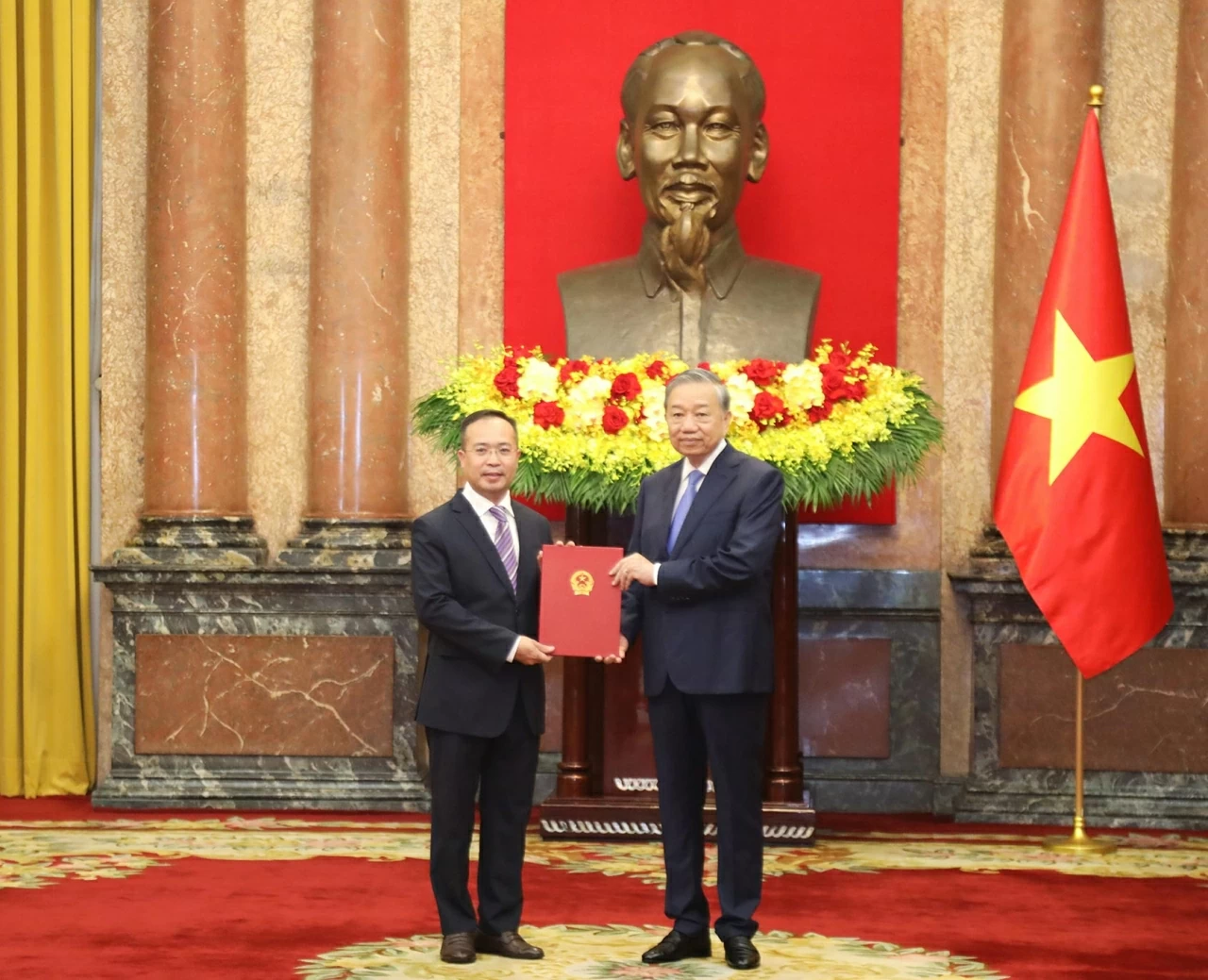 Tổng Bí thư, Chủ tịch nước Tô Lâm trao Quyết định bổ nhiệm 5 Đại sứ Việt Nam ở nước ngoài Tổng Bí thư, Chủ tịch nước Tô Lâm trao Quyết định bổ nhiệm 5 Đại sứ Việt Nam ở nước ngoài