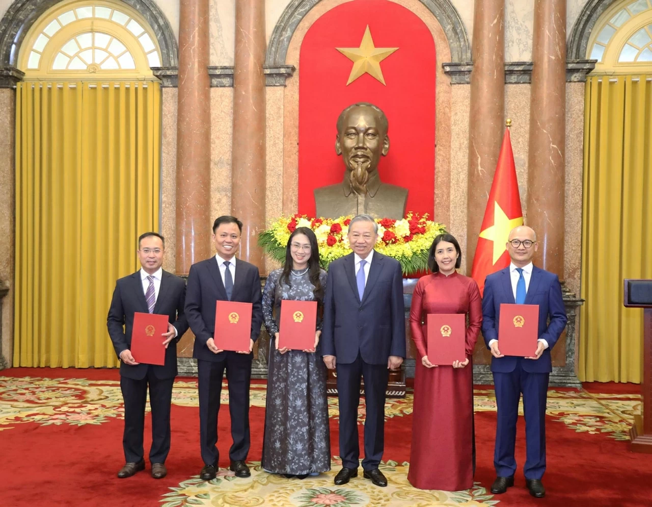 Tổng Bí thư, Chủ tịch nước Tô Lâm trao Quyết định bổ nhiệm 5 Đại sứ Việt Nam ở nước ngoài Tổng Bí thư, Chủ tịch nước Tô Lâm trao Quyết định bổ nhiệm 5 Đại sứ Việt Nam ở nước ngoài