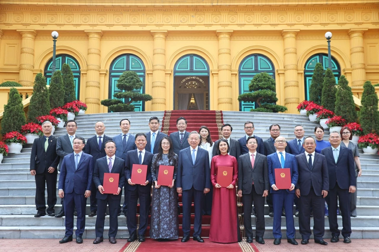 Tổng Bí thư, Chủ tịch nước Tô Lâm trao Quyết định bổ nhiệm 5 Đại sứ Việt Nam ở nước ngoài Tổng Bí thư, Chủ tịch nước Tô Lâm trao Quyết định bổ nhiệm 5 Đại sứ Việt Nam ở nước ngoài
