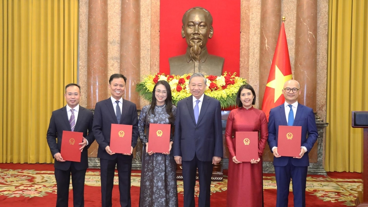 Tổng Bí thư, Chủ tịch nước Tô Lâm trao Quyết định bổ nhiệm 5 Đại sứ Việt Nam ở nước ngoài