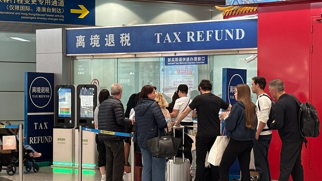 Lưu lượng hành khách xuất nhập cảnh tại Trung Quốc được dự báo tăng vọt trong dịp nghỉ lễ 1/5, với nhiều cửa khẩu và sân bay quốc tế bước vào giai đoạn cao điểm. (Nguồn: CGTN) Lưu lượng hành khách xuất nhập cảnh tại Trung Quốc được dự báo tăng vọt trong dịp nghỉ lễ 1/5, với nhiều cửa khẩu và sân bay quốc tế bước vào giai đoạn cao điểm. (Nguồn: CGTN)