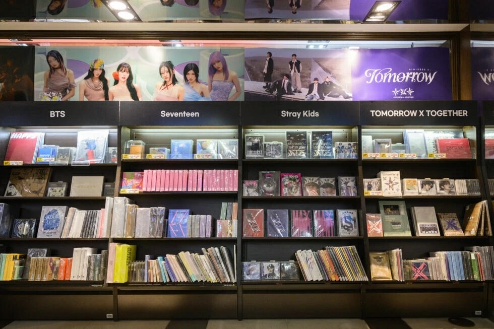 Album K-pop được trưng bày tại một cửa hàng âm nhạc ở Paris (Pháp). (Nguồn: France24)