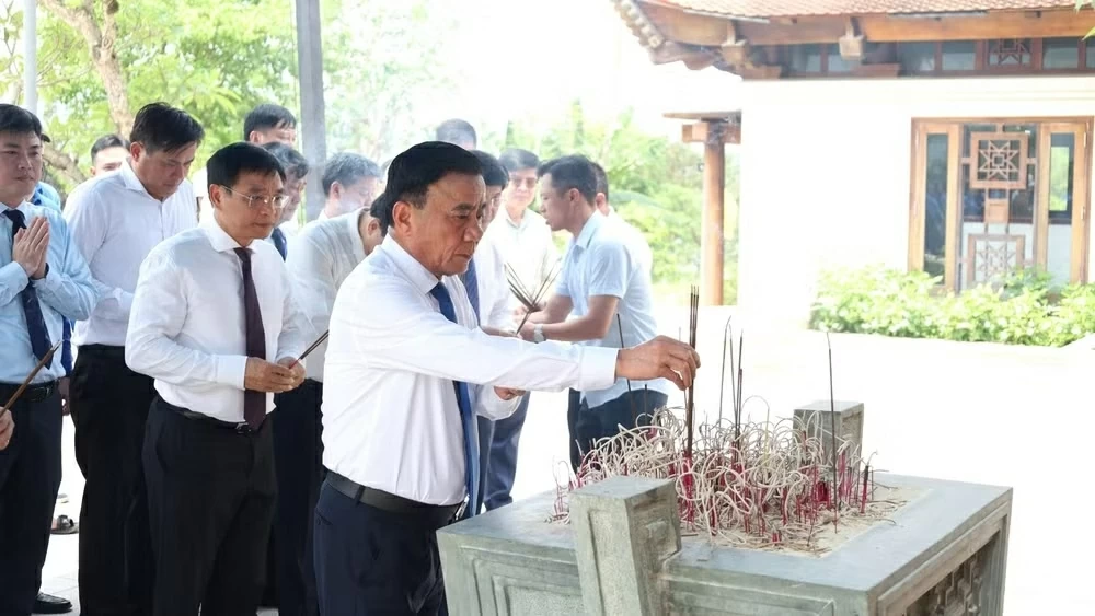 Thường trực Ban Bí thư Trần Cẩm Tú dâng hương tưởng niệm các Anh hùng liệt sĩ tại Điện Biên Thường trực Ban Bí thư Trần Cẩm Tú dâng hương tưởng niệm các Anh hùng liệt sĩ tại Điện Biên