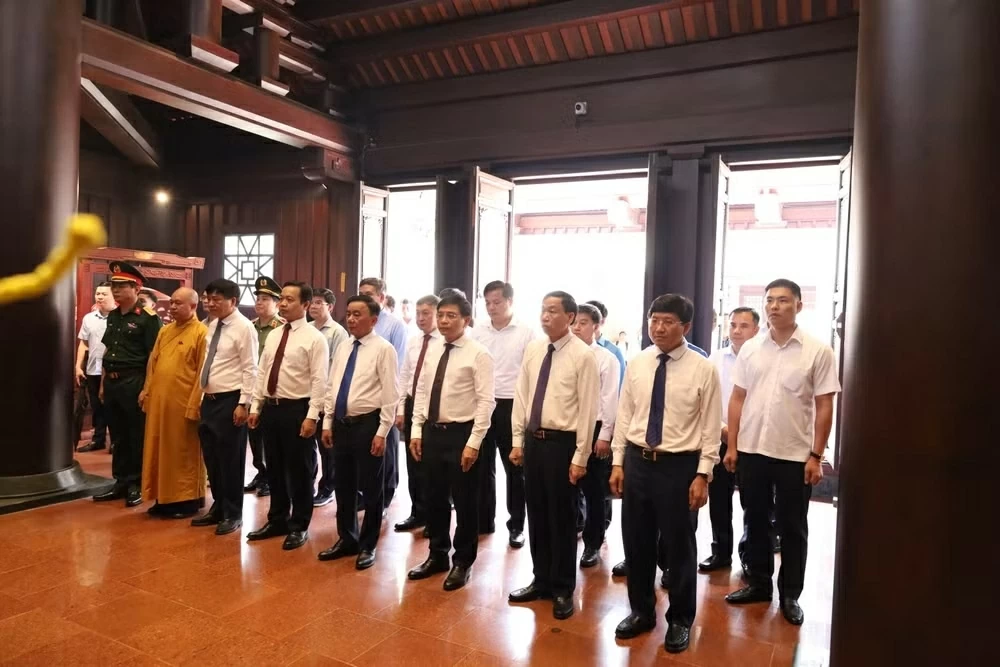 Thường trực Ban Bí thư Trần Cẩm Tú dâng hương tưởng niệm các Anh hùng liệt sĩ tại Điện Biên