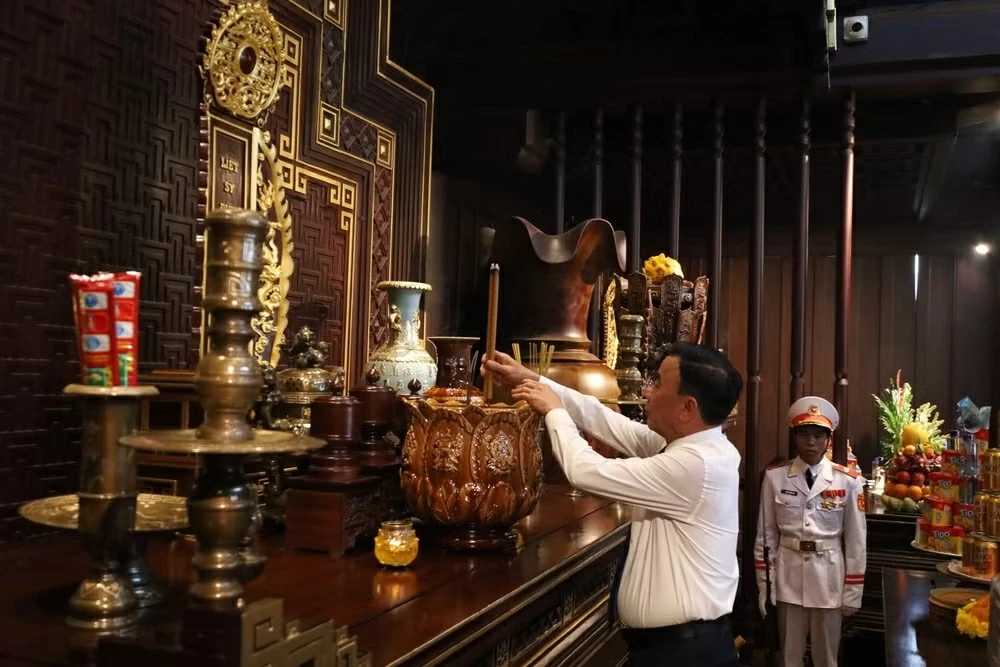 Thường trực Ban Bí thư Trần Cẩm Tú dâng hương tưởng niệm các Anh hùng liệt sĩ tại Điện Biên