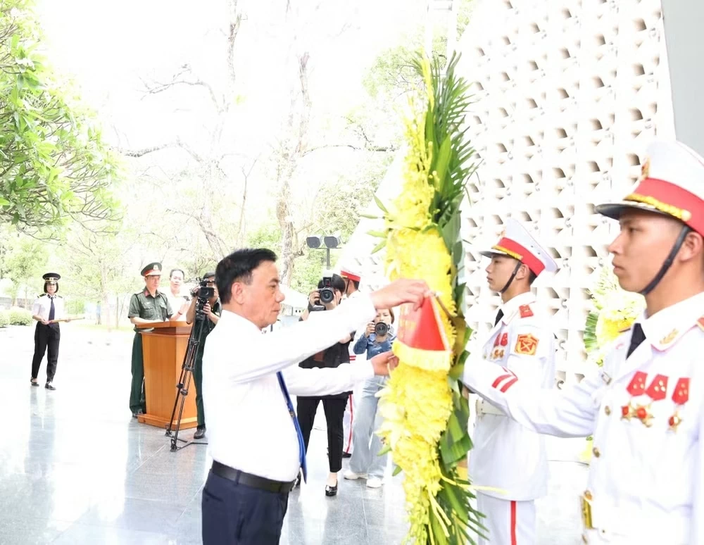 Thường trực Ban Bí thư Trần Cẩm Tú dâng hương tưởng niệm các Anh hùng liệt sĩ tại Điện Biên Thường trực Ban Bí thư Trần Cẩm Tú dâng hương tưởng niệm các Anh hùng liệt sĩ tại Điện Biên