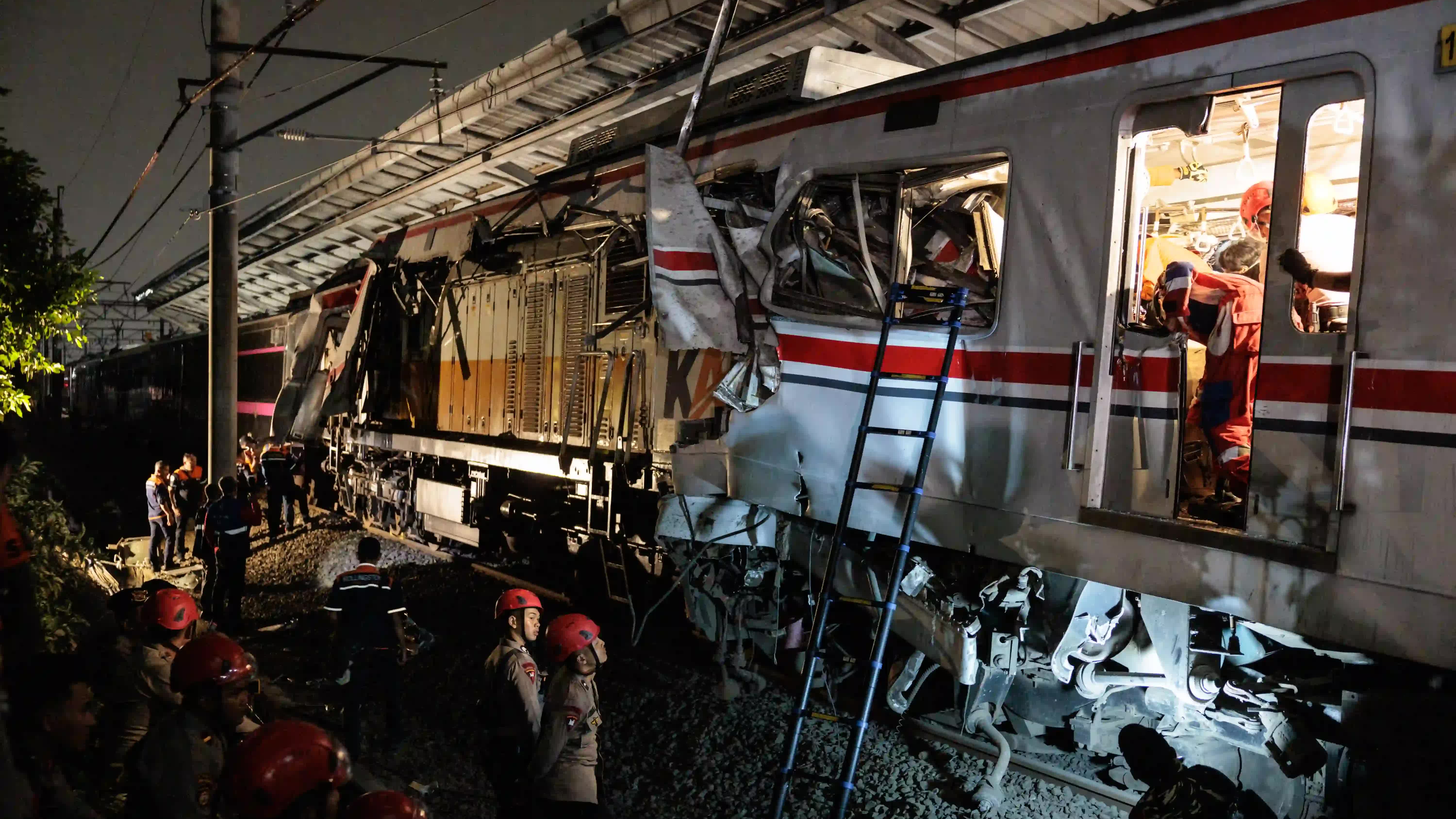 Tàu hỏa Indonesia va chạm thảm khốc, 14 người thiệt mạng, 84 người bị thương