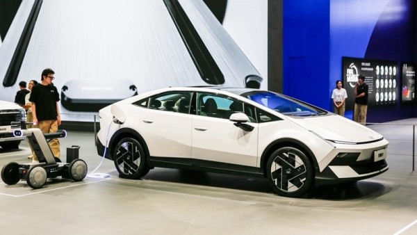 Cận cảnh sedan điện Hyundai Ioniq V ra mắt tại Trung Quốc