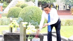 Thường trực Ban Bí thư Trần Cẩm Tú dâng hương tưởng niệm các Anh hùng liệt sĩ tại Điện Biên