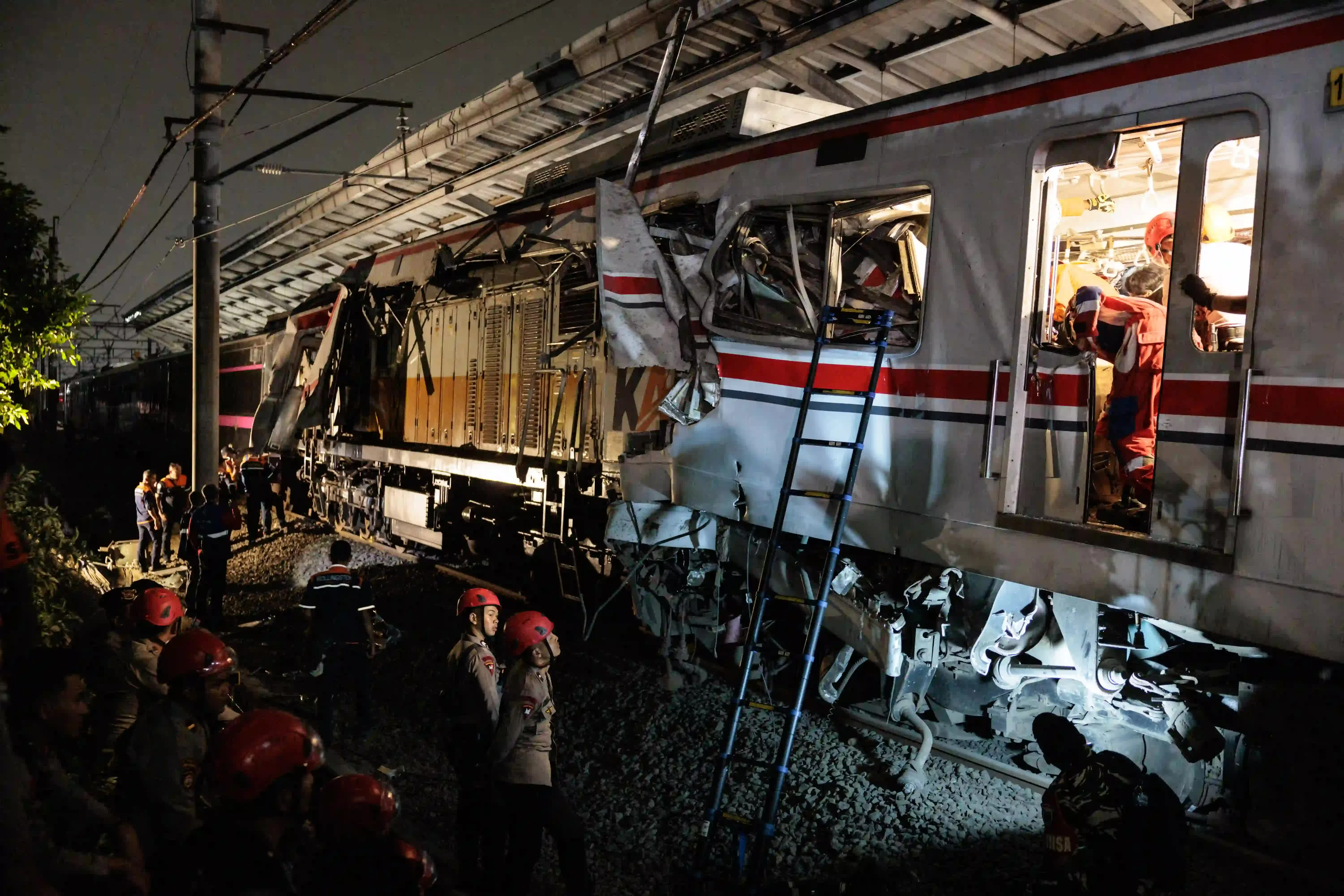 Hiện trường vụ va chạm giữa tàu ngoại ô và tàu đường dài tại Bekasi (Indonesia) ngày 28/4, khiến ít nhất 14 người thiệt mạng và hàng chục người bị thương. (Nguồn: China Daily)